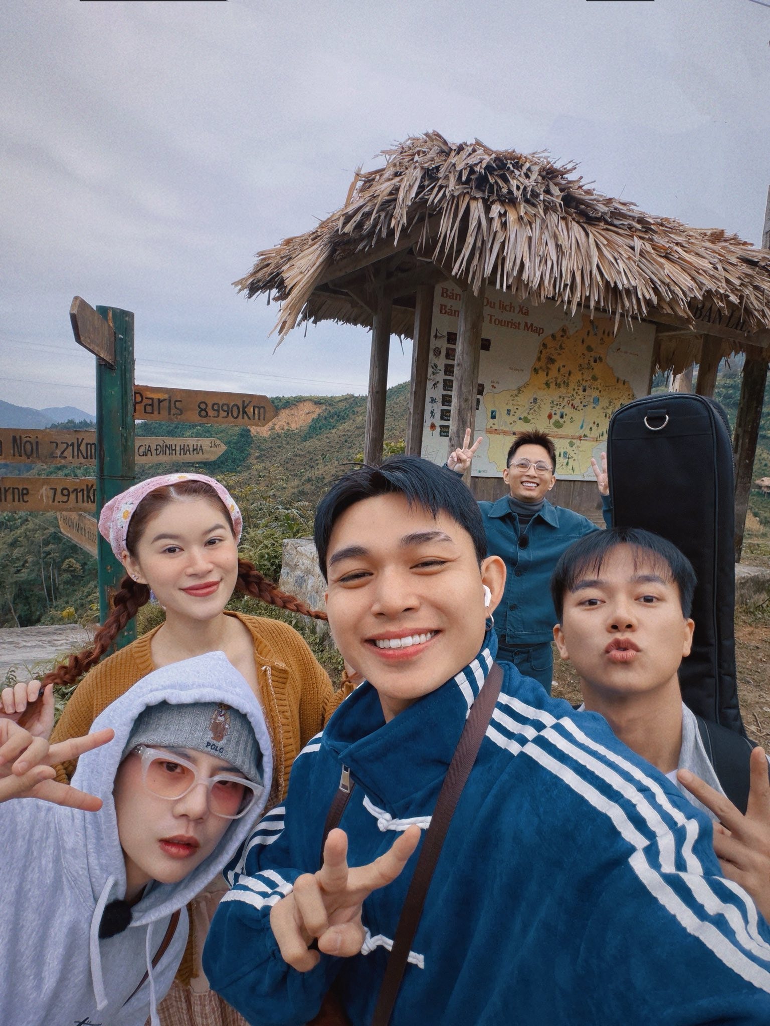 5 thành viên Gia đình Haha hội ngộ tại Bản Liền