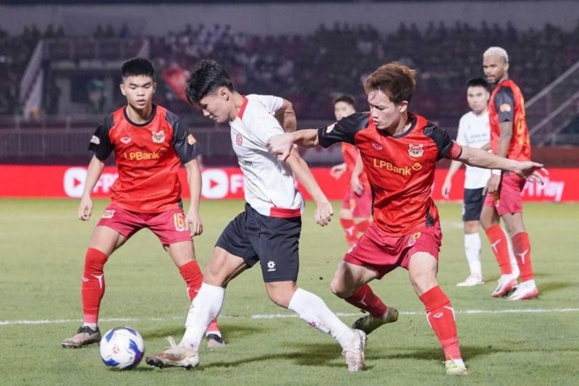 Nguyễn Lê Phát và đàn anh Hoàng Đức tại CLB