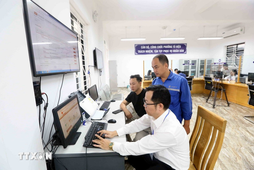 Cán bộ, nhân viên Trung tâm Phục vụ Hành chính công phường Tô Hiệu, Sơn La làm thủ tục hành chính cho người dân. (Ảnh: Quang Quyết/TTXVN)