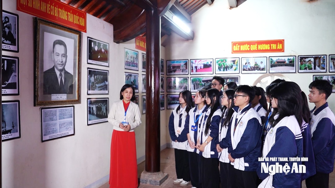 Một giờ học lịch sử tại Nhà tưởng niệm Bộ trưởng Trần Quốc Hoàn, xã Thiên Nhẫn. Ảnh Ngọc Dũng