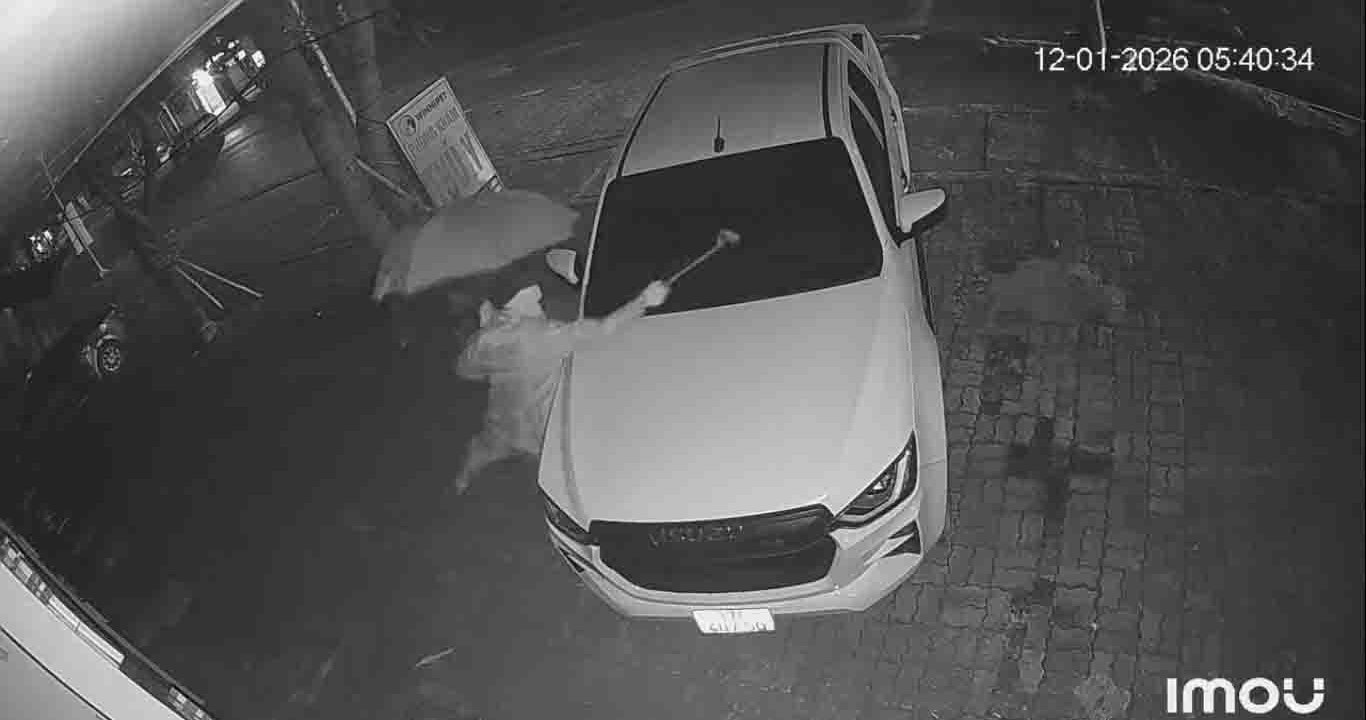 Hình ảnh đối tượng đập phá ô tô của người dân tại phường Trường Vinh rạng sáng 12/1/2026. Ảnh: P.V