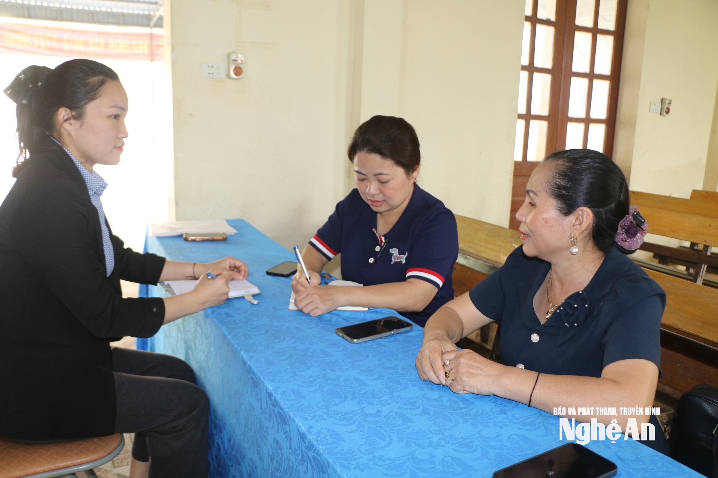 Bí thứ chi bộ bản Kẻ Sùng Lang Thị Hải Vân ( ngoài cùng bên phải) trao đổi về việc phát huy dân chủ cơ sở ở thôn bản. Ảnh KL