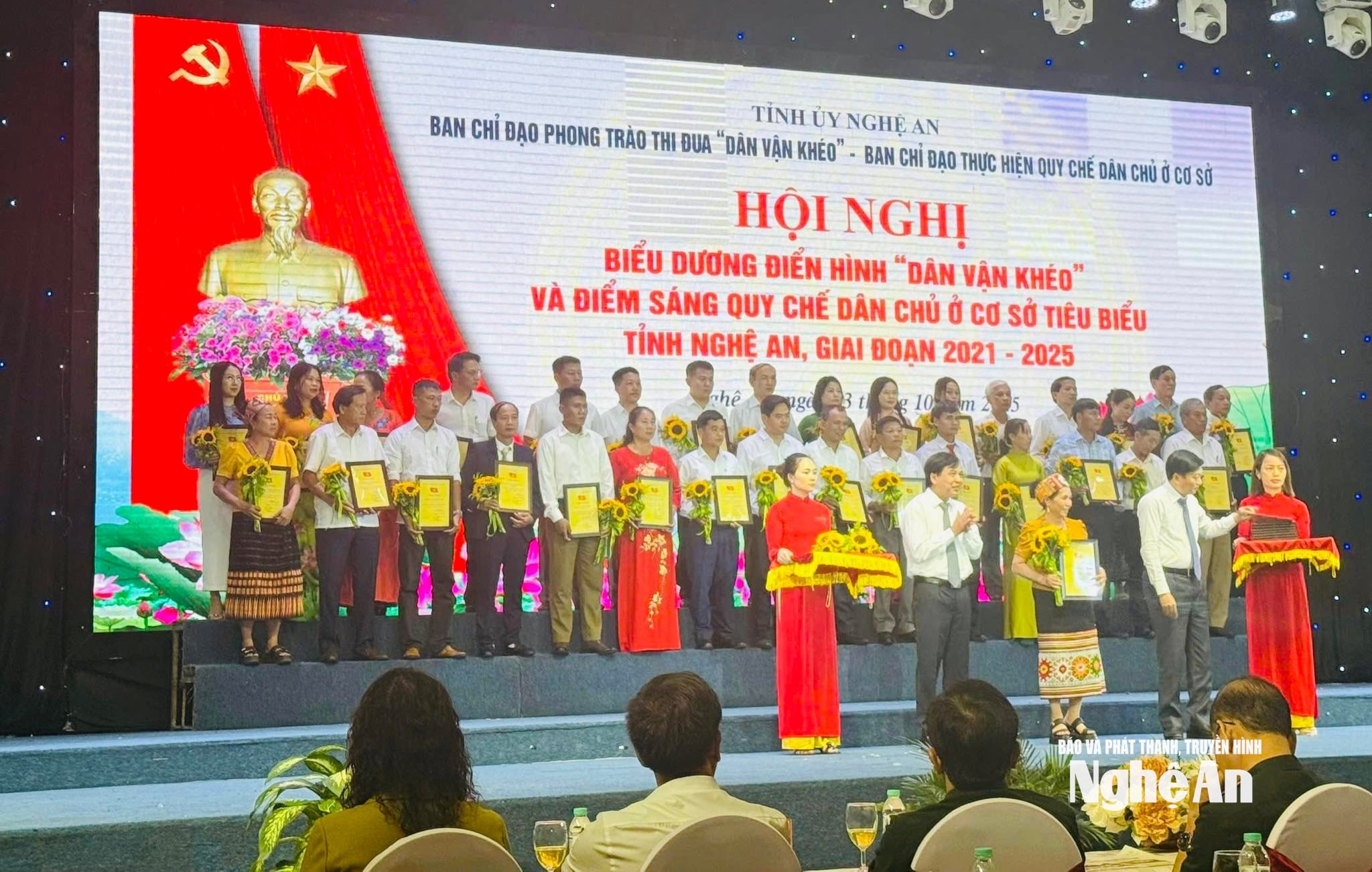 Bí thư chi bộ bản Kẻ Sùng Lang Thị Hải Vân thay mặt tập thể bản nhận bằng khen điển hình dân vận khéo