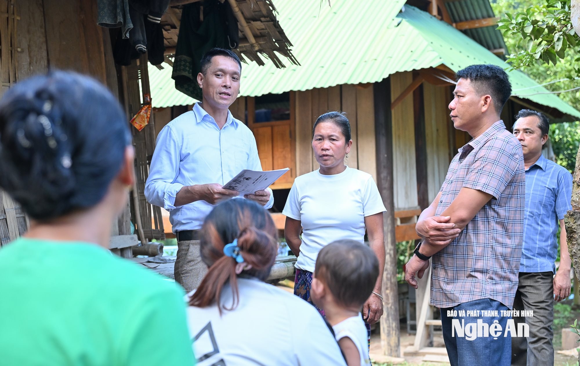 Cán bộ Trung tâm Phục vụ hành chính công xã Nhôn Mai tuyên truyền các chủ trương, chính sách mới cho người dân. Ảnh Thành Cường