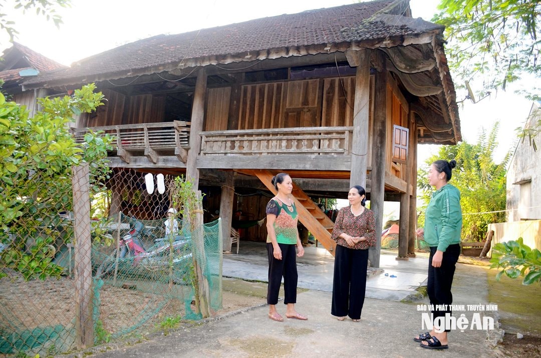 Cấp ủy chi bộ và Ban công tác Mặt trận bản Kẻ Sùng lắng nghe, nắm bắt tâm tư, nguyện vọng của người dân. Ảnh tư liệu TC