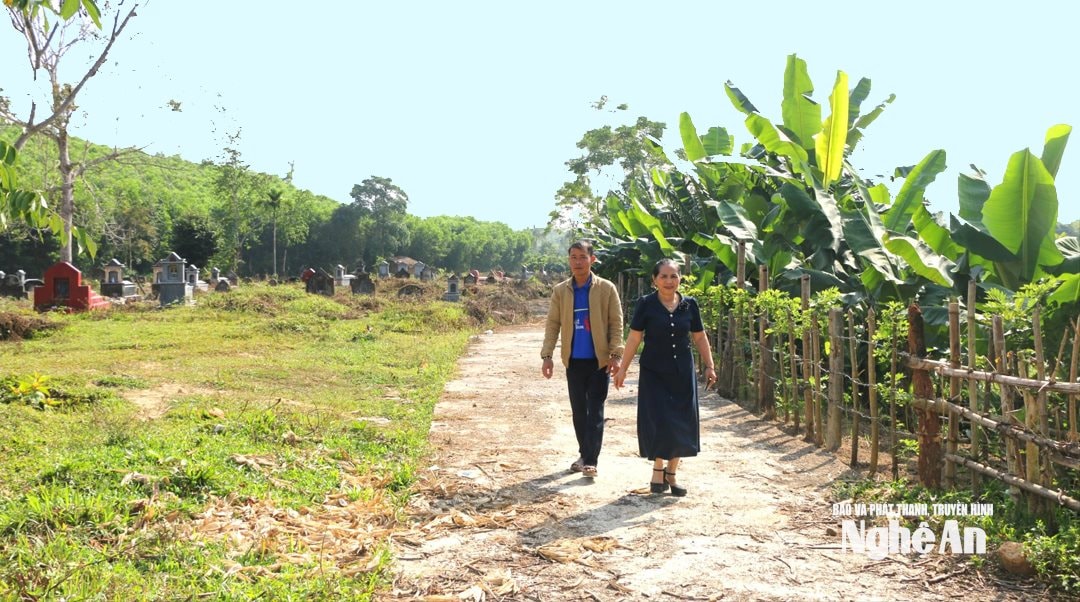 Đường vào nghĩa trang và các tuyến đường nội đồng ở bản Kẻ Sùng cũng được xây dựng thuận tiện cho việc đi lại. Ảnh KL