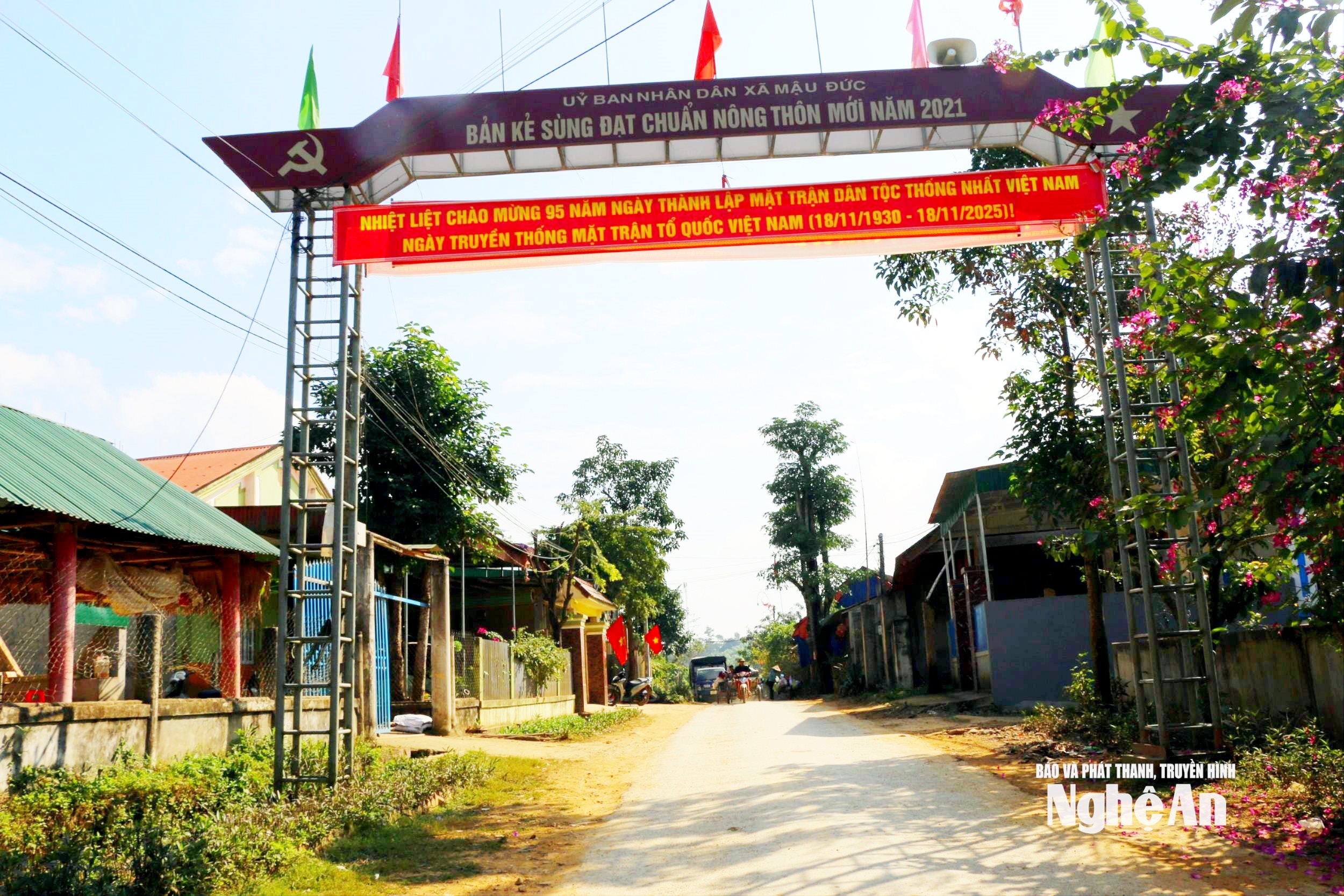 Hệ thống cổng chào, đường giao thông thông thoáng ở bản Kẻ Sùng. Ảnh; KL