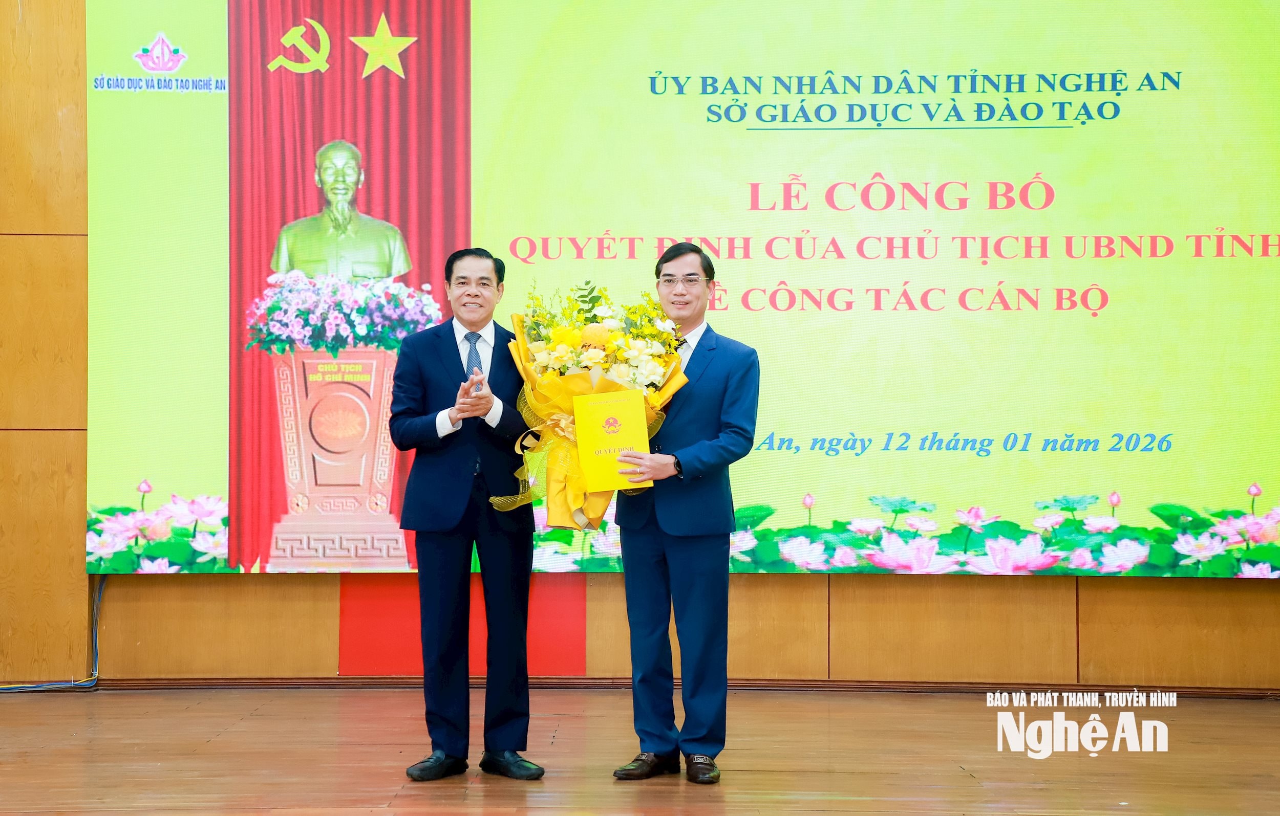 Đồng chí Võ Trọng Hải - Phó Bí thư Tỉnh ủy, Chủ tịch UBND tỉnh trao quyết định, tặng hoa chúc mừng tân Giám đốc Sở Giáo dục và Đào tạo tỉnh Nguyễn Văn Khoa. Ảnh: Thành Duy