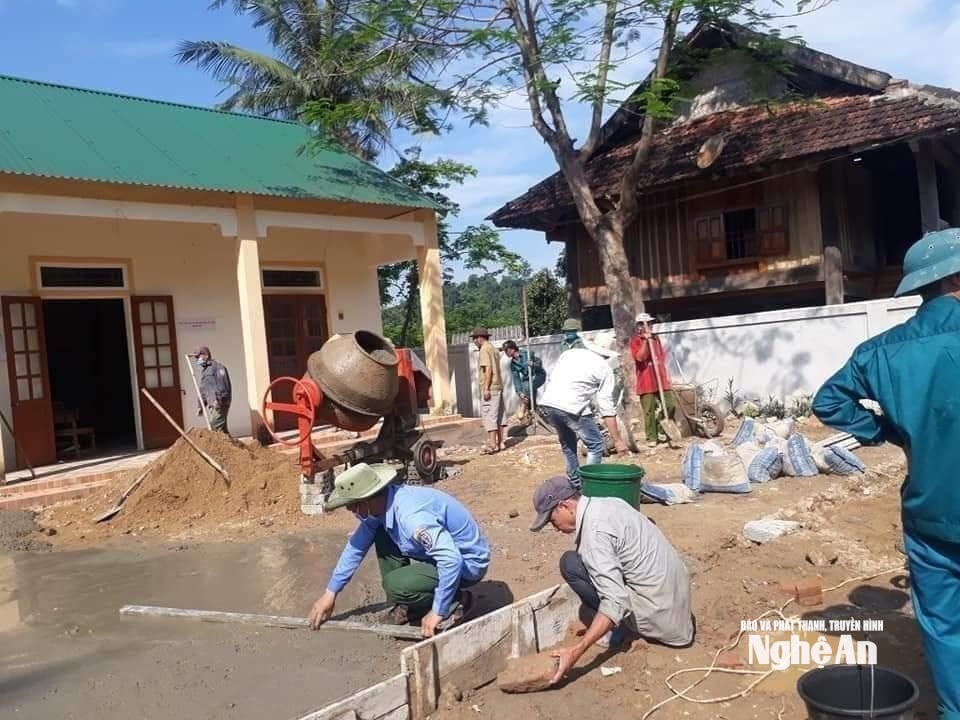 Người dân bản Kẻ Sùng góp công, góp sức xây dựng công trình nhà văn hóa bản. Ảnh CSCC