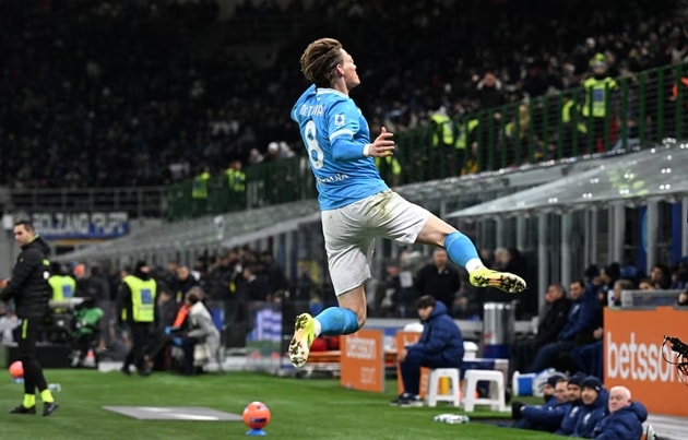 Scott McTominay ăn mừng sau pha lập công quan trọng vào lưới Inter Milan tại Serie A