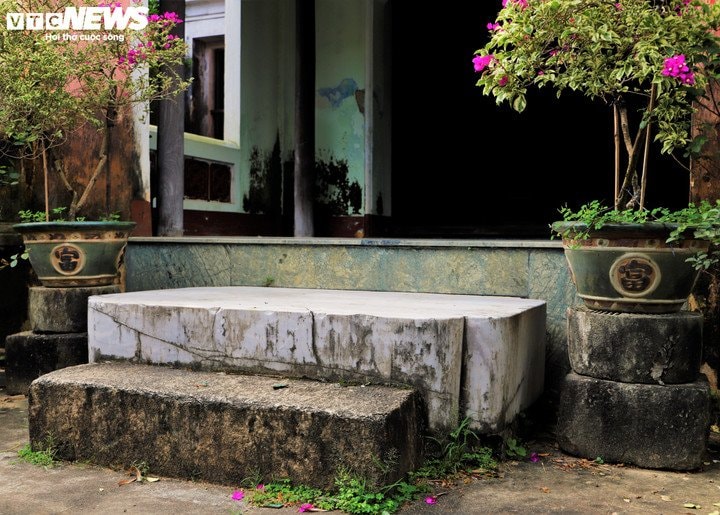 Khối bạch thạch nằm trước chánh điện được dân gian gọi là Phiến đá chém.