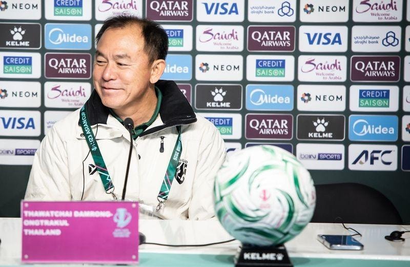HLV Thawatchai của U23 Thái Lan trong buổi họp báo sau trận hòa Iraq tại U23 châu Á 2026