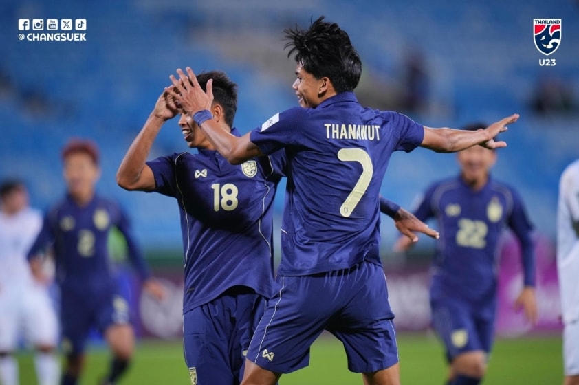 Các cầu thủ U23 Thái Lan ăn mừng bàn gỡ hòa trước U23 Iraq tại vòng bảng