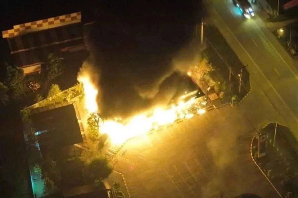 Cửa hàng tiện lợi bị thiêu rụi sau vụ nổ