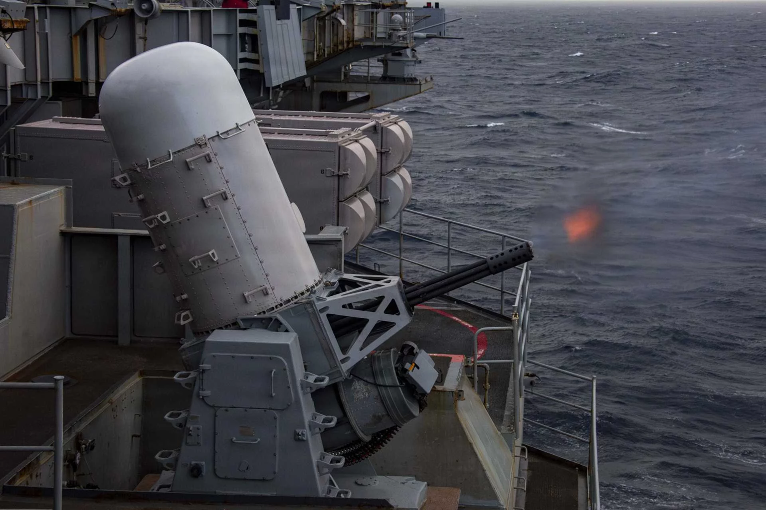 Hệ thống Phalanx trên tàu sân bay USS Abraham Lincoln