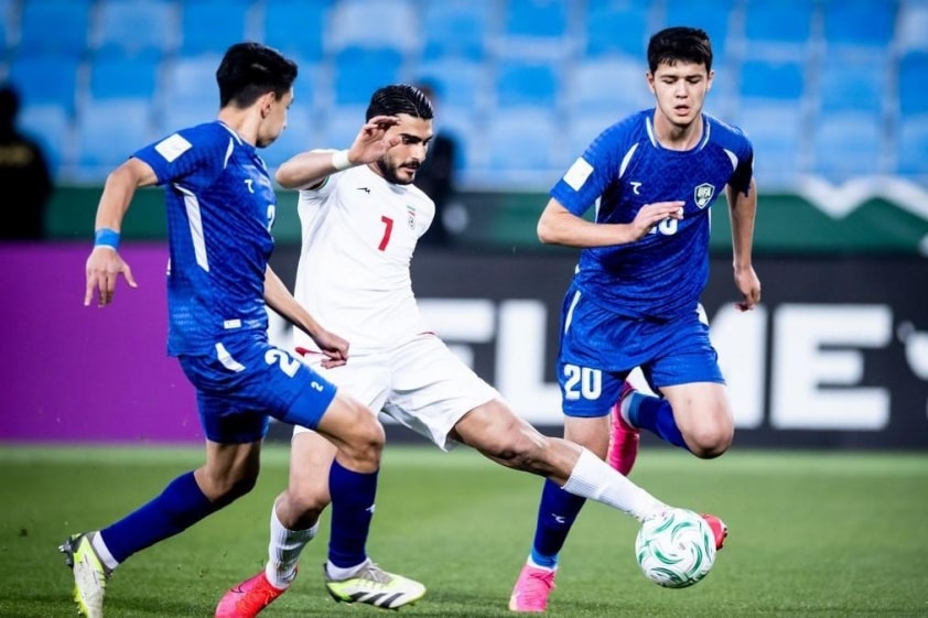 Các cầu thủ U23 Iran và U23 Uzbekistan tranh chấp quyết liệt trong trận hòa không bàn thắng