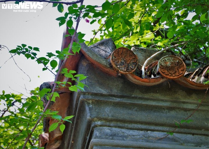 Chánh điện mang kiến trúc nhà 3 gian 2 chái với mái ngói âm dương cổ kính.