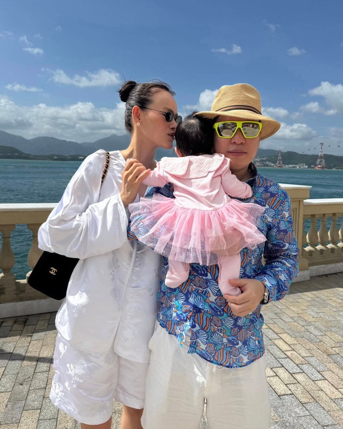 Tuyết Lan và bác sĩ Thiện Khanh cùng con gái nhỏ.