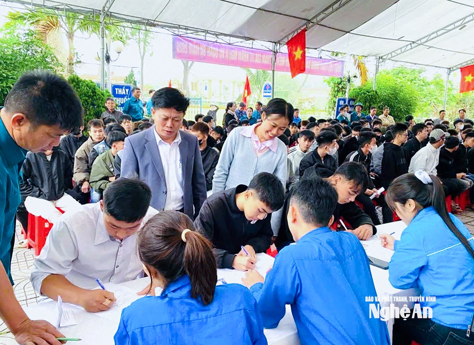  Cán bộ xã Thiên Nhẫn động viên thanh niên khám tuyển nghĩa vụ quân sự