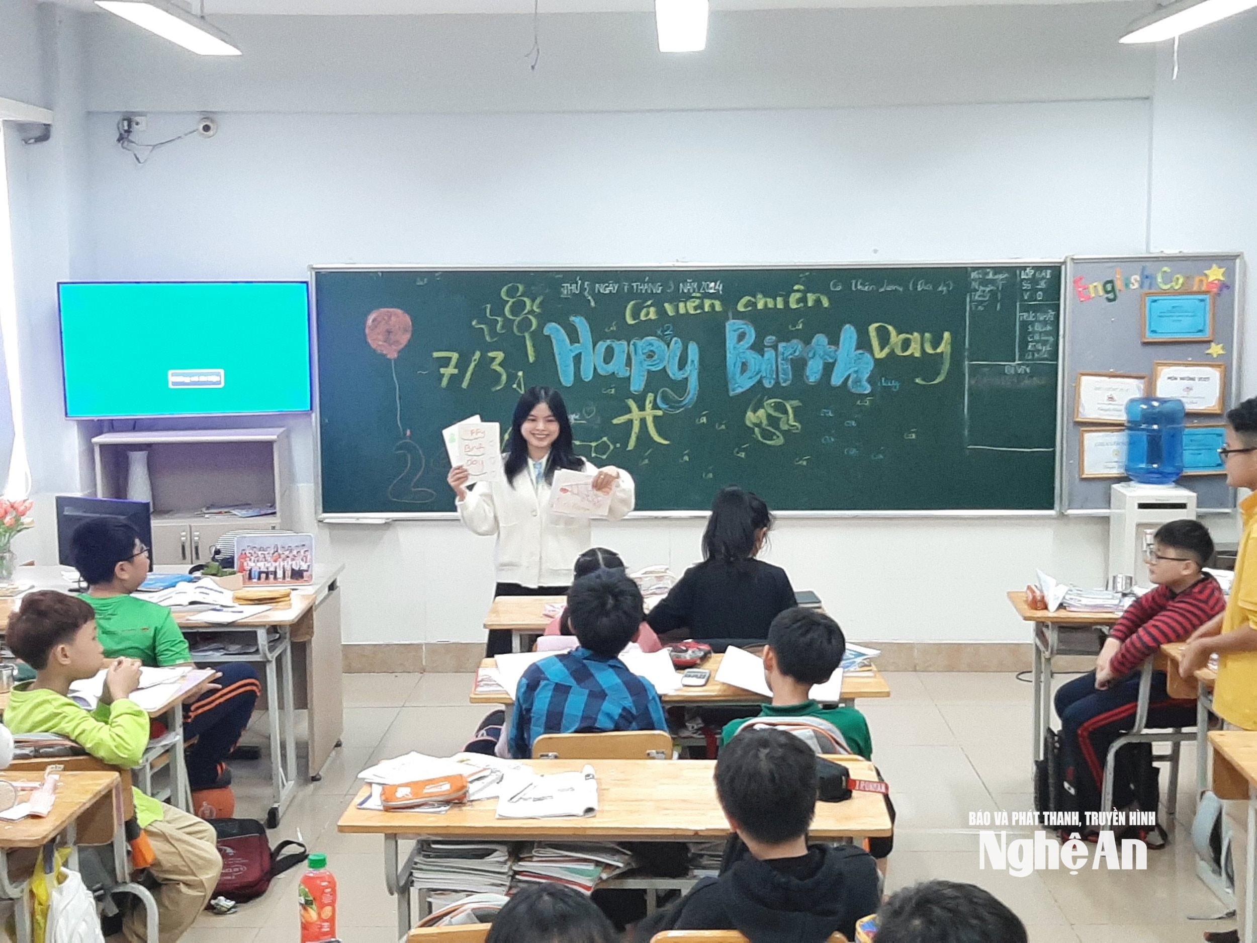 Cô giáo Hồ Thị Hiền l