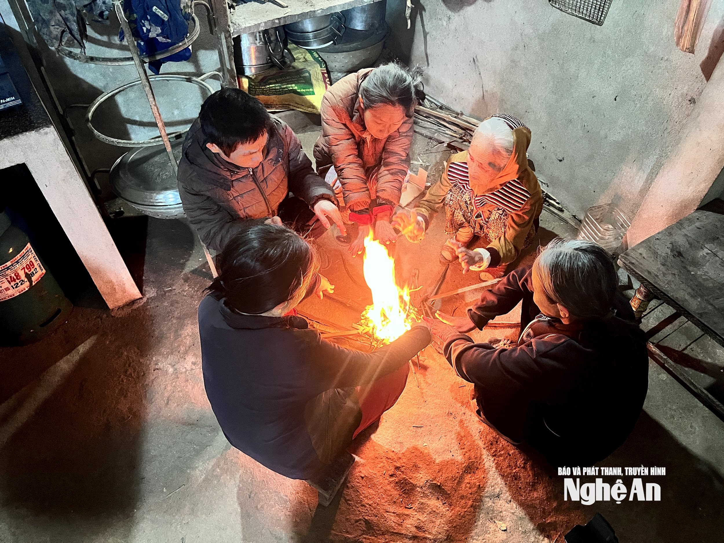 Cụ bà Nguyễn Thị Hường cùng 4 người con mắc bệnh tâm thần. Ảnh Ngọc Dũng