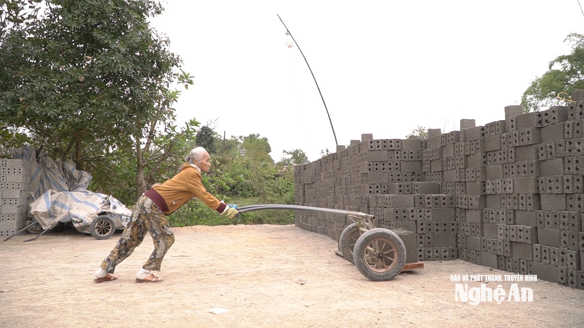 Cụ Hường mưu sinh bằng nghề bốc xếp gạch táp lô. Ảnh Ngọc Dũng