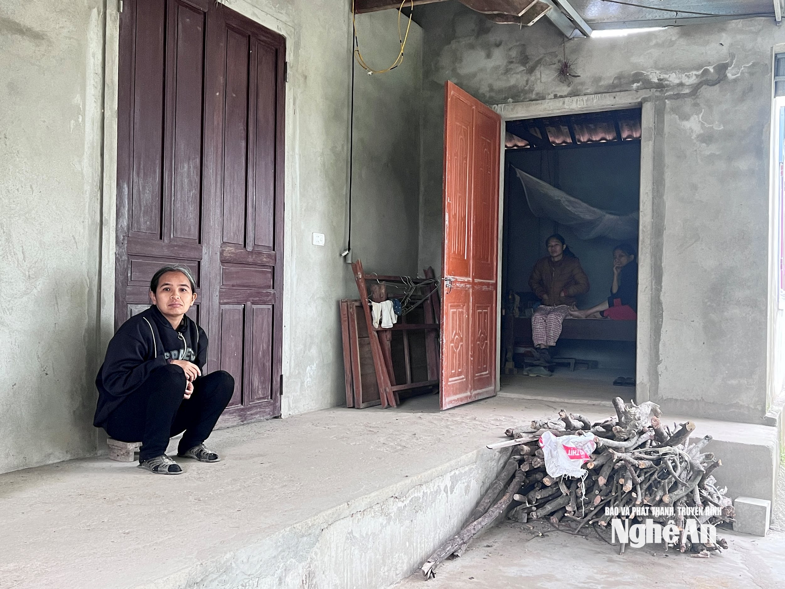 Những người con của cụ Hường với anh mắt vô hồn. Ảnh Ngọc Dũng