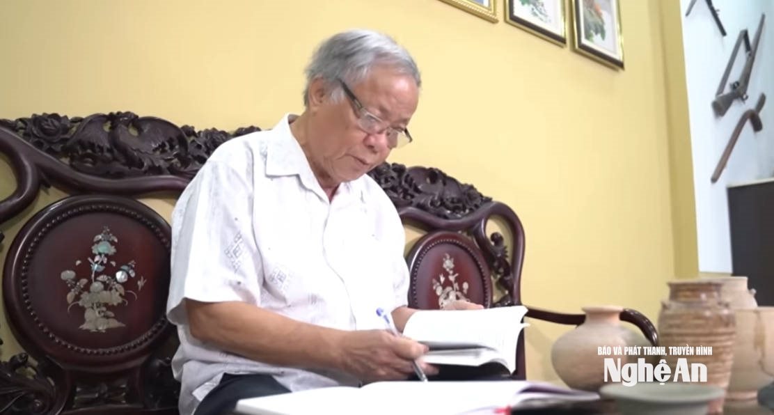 Tiến sỹ, nhà nghiên cứu Đinh Bá Hoà đang tỷ mỉ nghiên cứu Gốm cổ