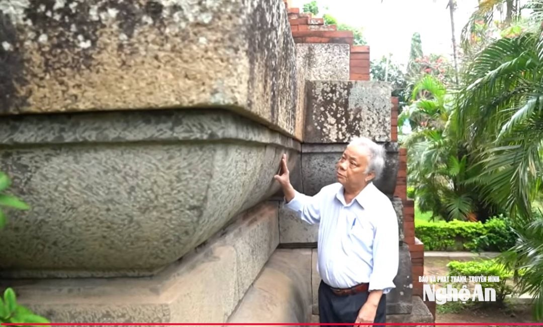 TS, nhà nghiên cứu Đinh Bá Hòa trong một chuyến điền giã