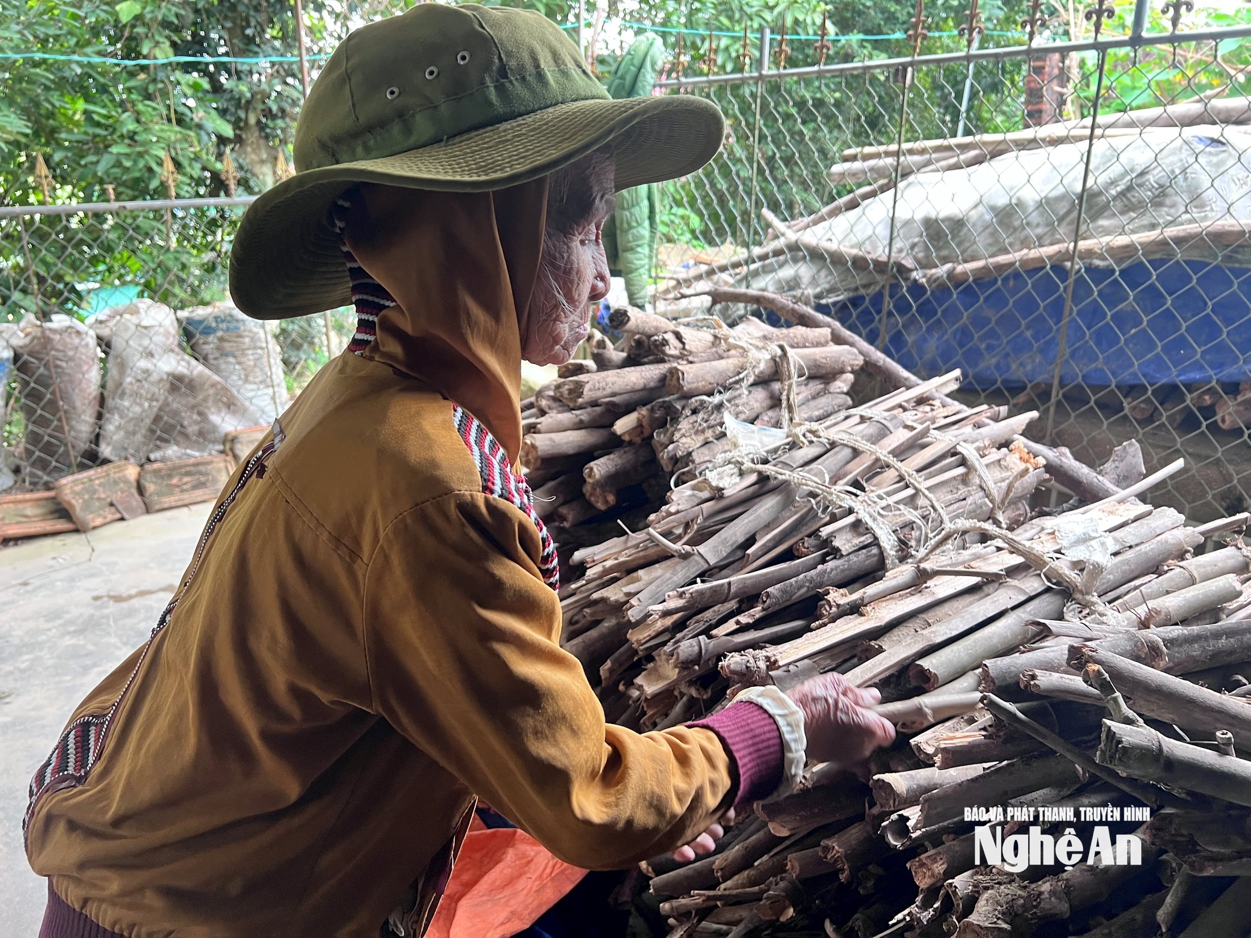 Tuổi cao nhưng cụ Hường chưa bao giờ được ngơi nghỉ. Ảnh Ngọc Dũng