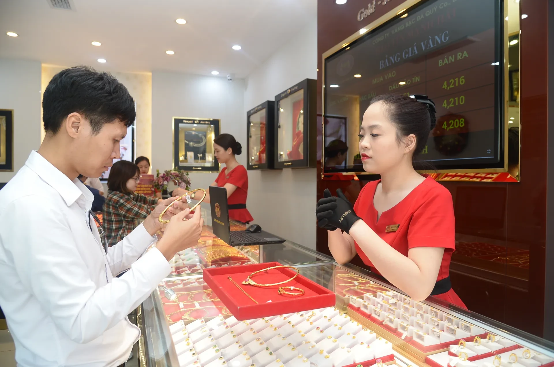 Giá vàng 15h chiều nay 13/1: Giá vàng thế giới, vàng miếng, vàng nhẫn
