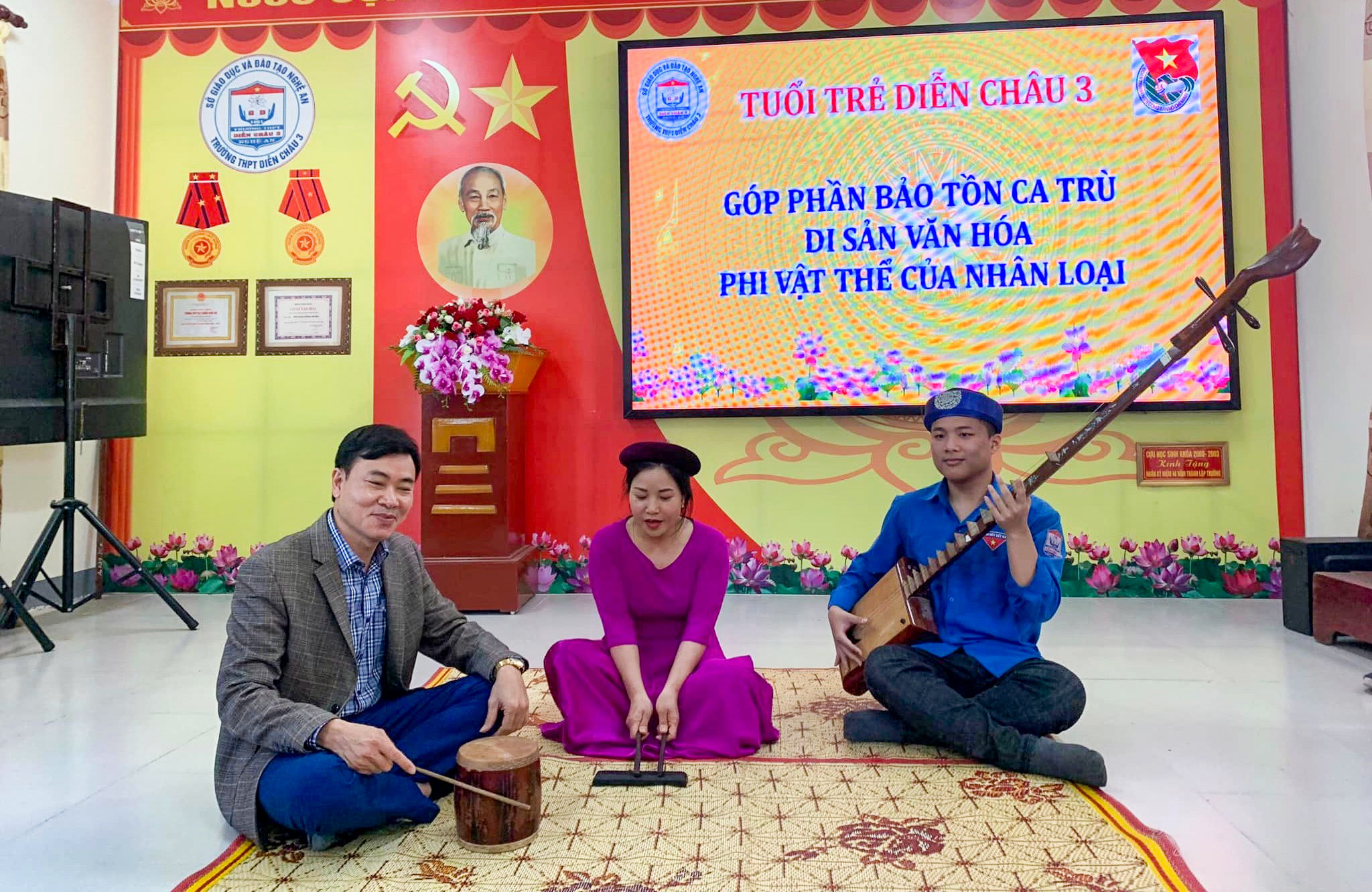 Học sinh Trường THPT Diễn Châu 3 tham gia sinh hoạt ca trù cùng các nghệ nhân