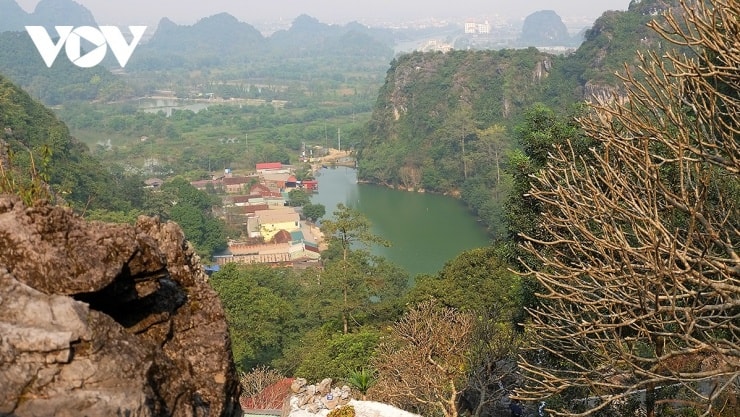 Toàn cảnh khu vực chùa Bảo Đài - động Tuyết Sơn nằm giữa núi rừng và cánh đồng lúa mênh mông.