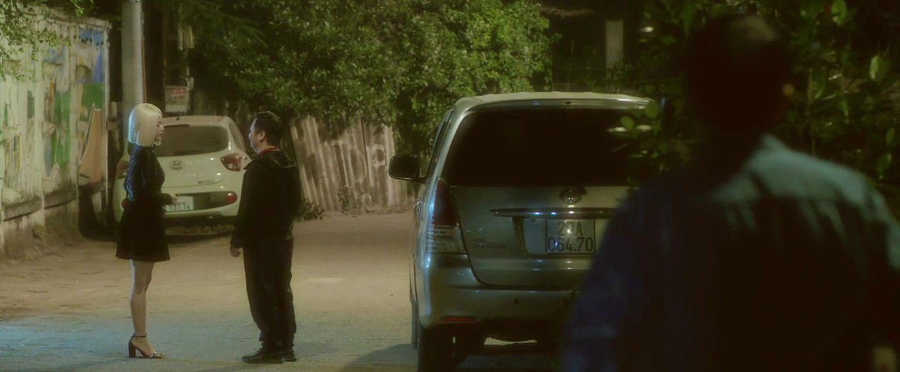 Cảnh flashback về mâu thuẫn trong quá khứ của ông Phi và bà Ánh