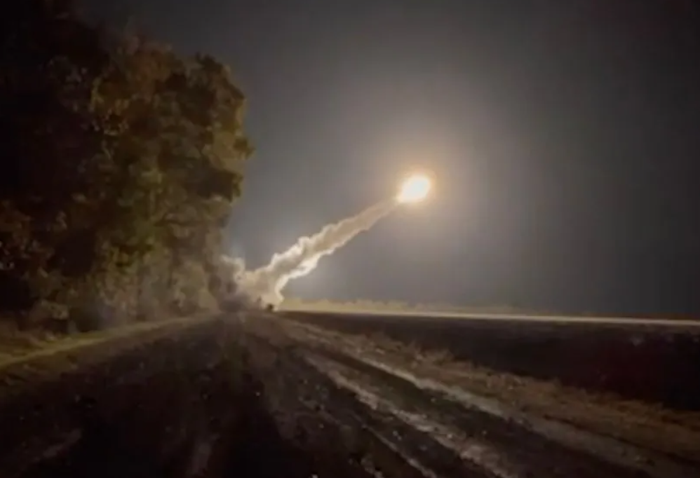 Tên lửa ATACMS được phóng từ bệ di động