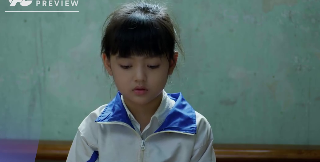 Bà Ánh trò chuyện cùng bé Nhi tại nhà cô Dung