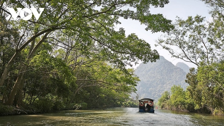 Du khách khám phá cung đường chùa Bảo Đài - động Tuyết Sơn bằng thuyền.