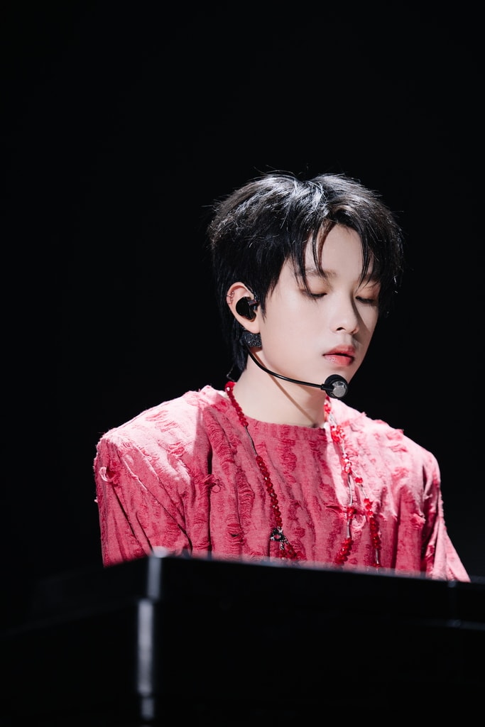 Phúc Nguyên trình diễn với piano