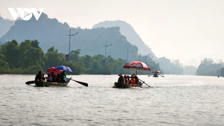 Bến thuyền Tuyết Sơn, nơi bắt đầu hành trình đi bộ vào chùa Bảo Đài.