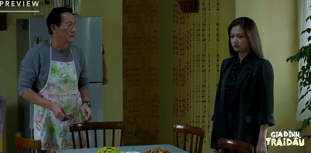 Bà Ánh yêu cầu ông Phi rời đi hoặc bà sẽ đi