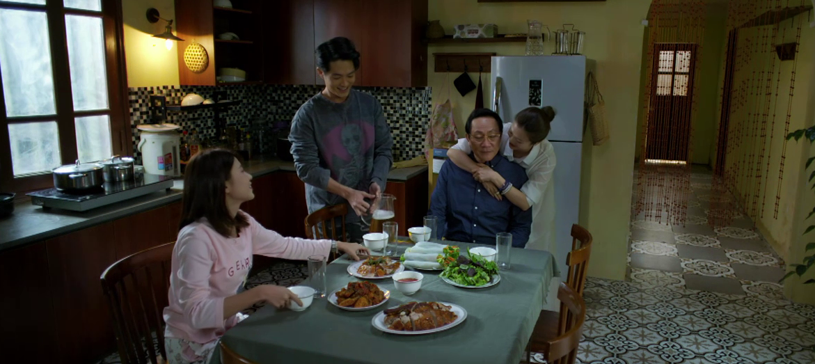 Ông Phi lo lắng trong bữa ăn gia đình