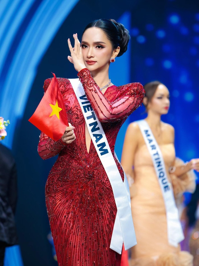 Hương Giang trong đêm chung kết Miss Universe