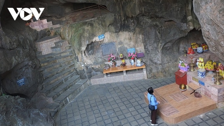 Hệ thống nhũ đá và khu vực thờ tự bên trong động Tuyết Sơn.