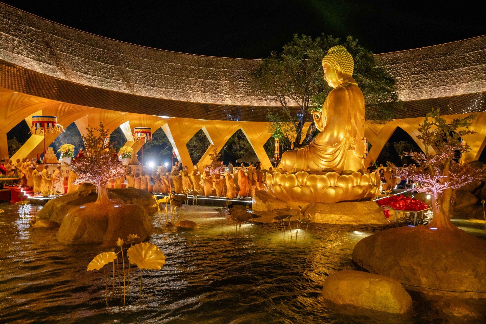 Tượng Phật Câu Na Hàm Mâu Ni ngự trên đài sen giữa hồ Ưu Đàm.