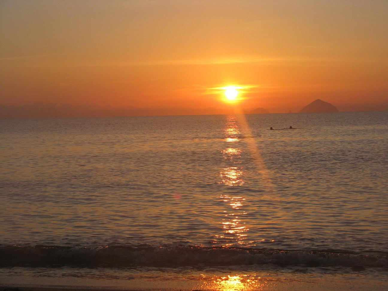 Hoàng hôn trên bãi biển Ninh Chữ