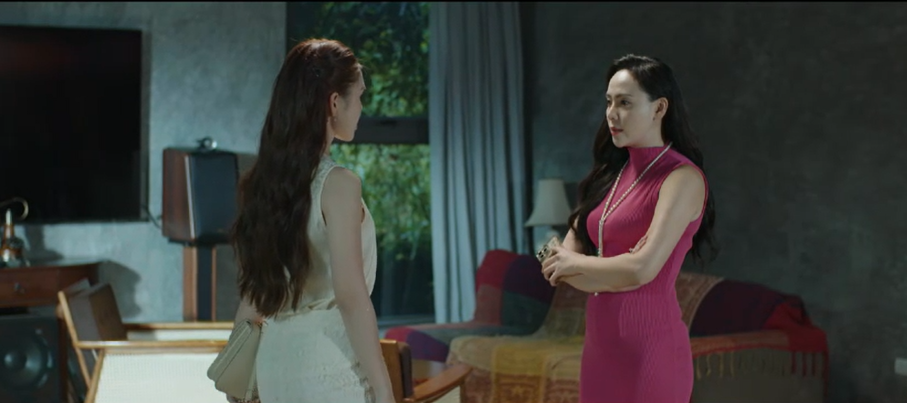 Thủy khẳng định lòng trung thành tuyệt đối với Trinh dù bị Triển tìm cách lôi kéo.