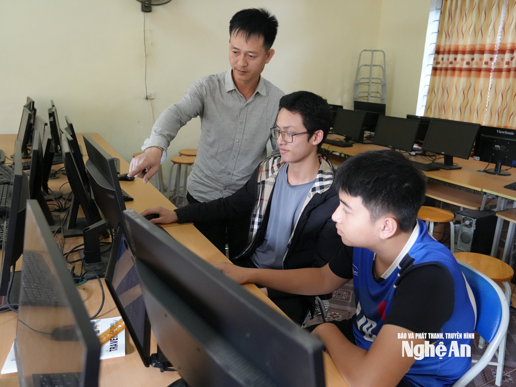 Giờ học của học sinh Trường THCS Tam Thái, xã Tam Hợp. Ảnh - Tiến Hùng