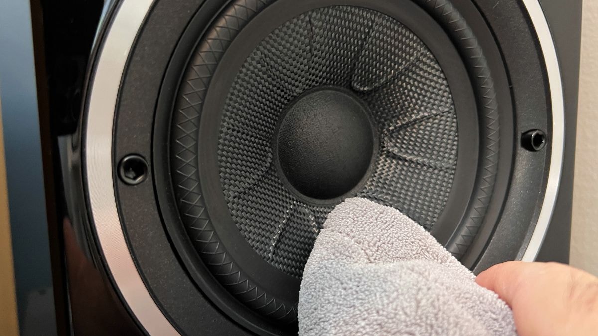 Sử dụng cọ mềm để làm sạch bụi bẩn bám trên màng loa an toàn.