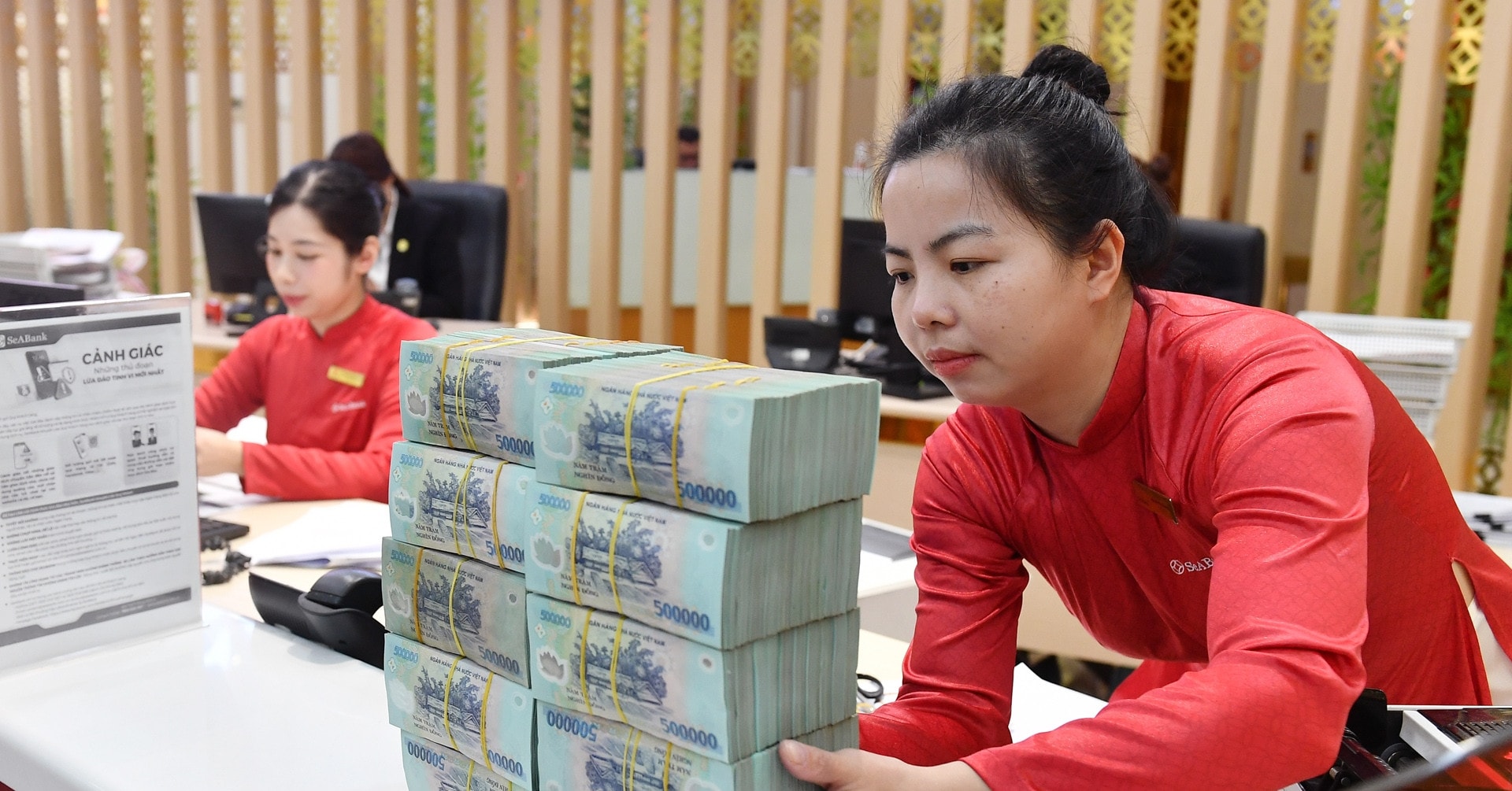 Nhiều nhà băng đẩy lãi suất huy động lên cao trong tháng 1/2026