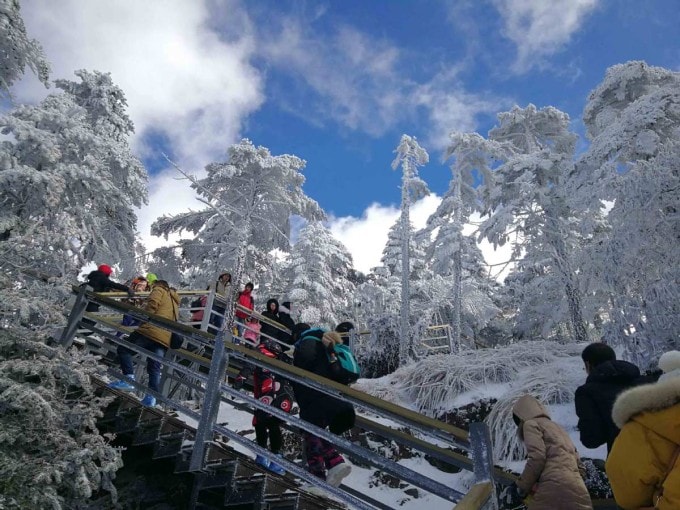 Du khách tham quan núi tuyết Jiaozi ở tỉnh Vân Nam. Ảnh: Chinadaily
